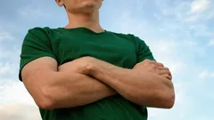 会話中に腕を組むのはどういう意味?心理学者が解説