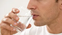 簡単な習慣:専門家が、温かい水を一杯飲むことの効能を解説