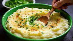 マッシュポテトがふわふわでダマのない仕上がりに：シェフが教える「仕上げに加えるべきもの」