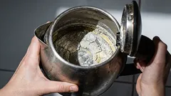 数分で水垢が消える:お酢の代わりにやかんに入れるべきもの