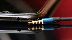 ヘッドホンジャックはどこへ消えたのか:新しいスマートフォンに3.5mmジャックがない理由