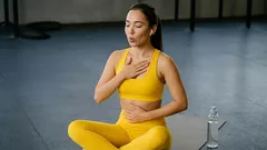 背筋はまっすぐ、ぽっこりお腹は引っ込む：このエクササイズの組み合わせで何時間ものトレーニングが不要に